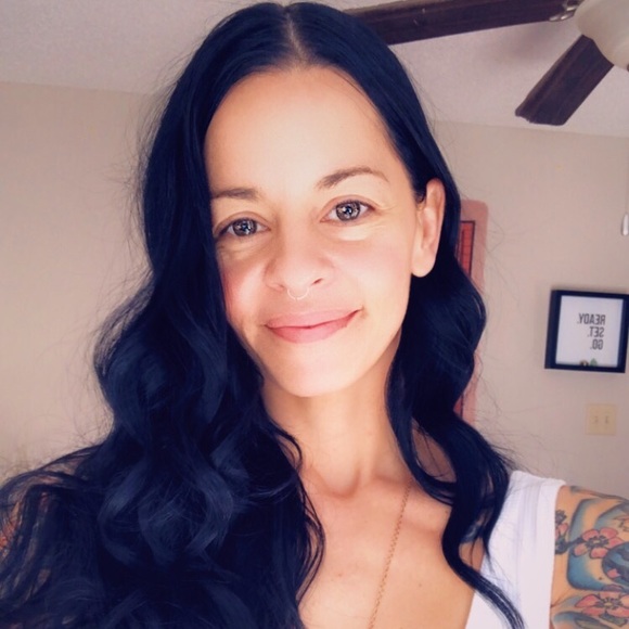 Meet your Posher, Nicole - Picture 3 of 4